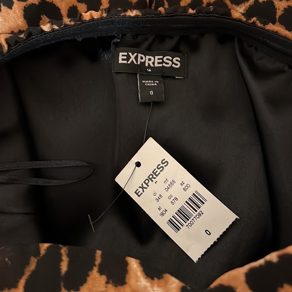 🐆 NWT EXPRESS ROMPER.. WITH POCKETS! 🐆 - Picture 4 of 6